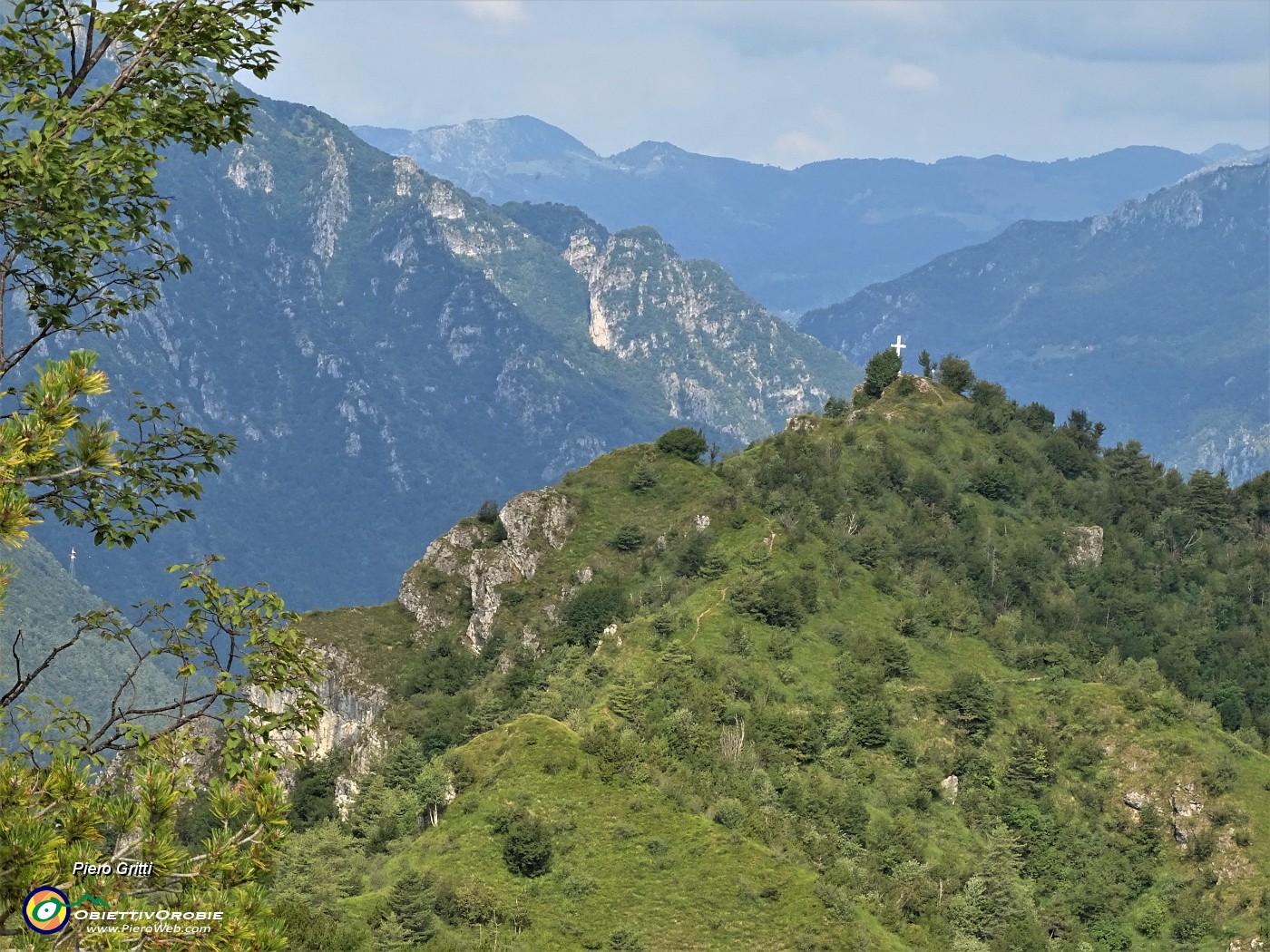 44 Dalla cima del Pizzo Rabbioso zoom  sul Monte Corno.JPG